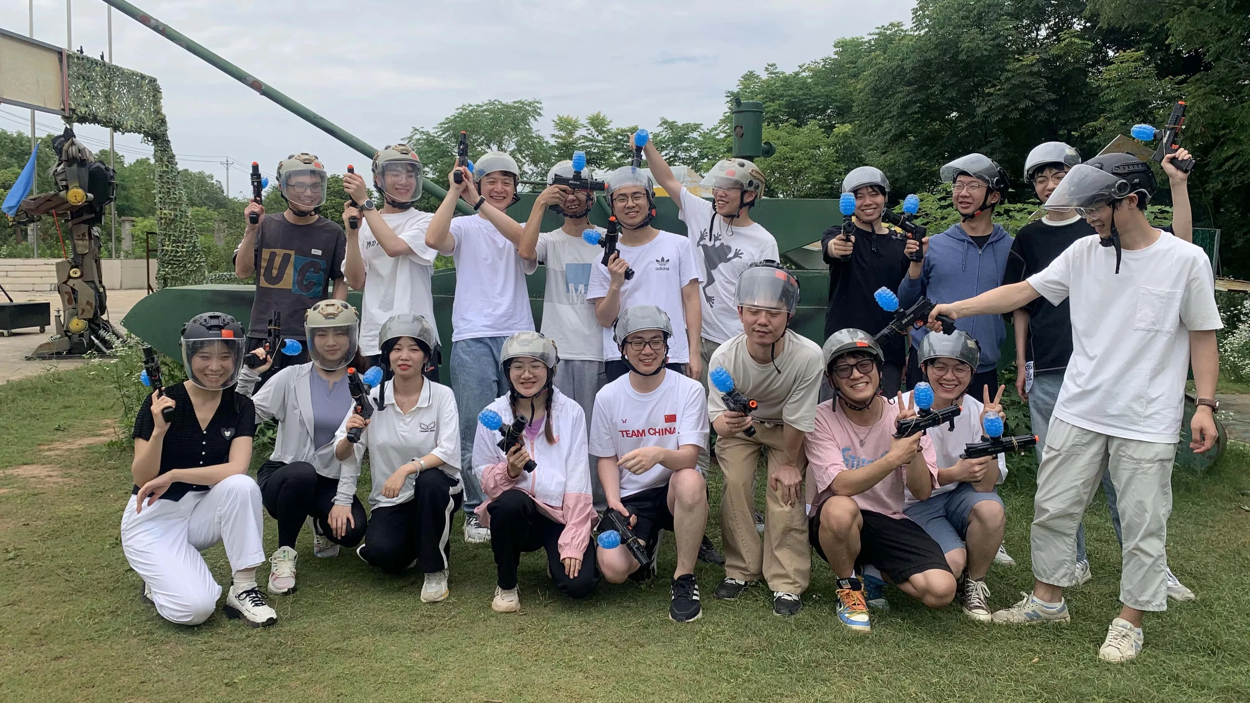 Biu, biu, biu, have fun on the group spring trip.